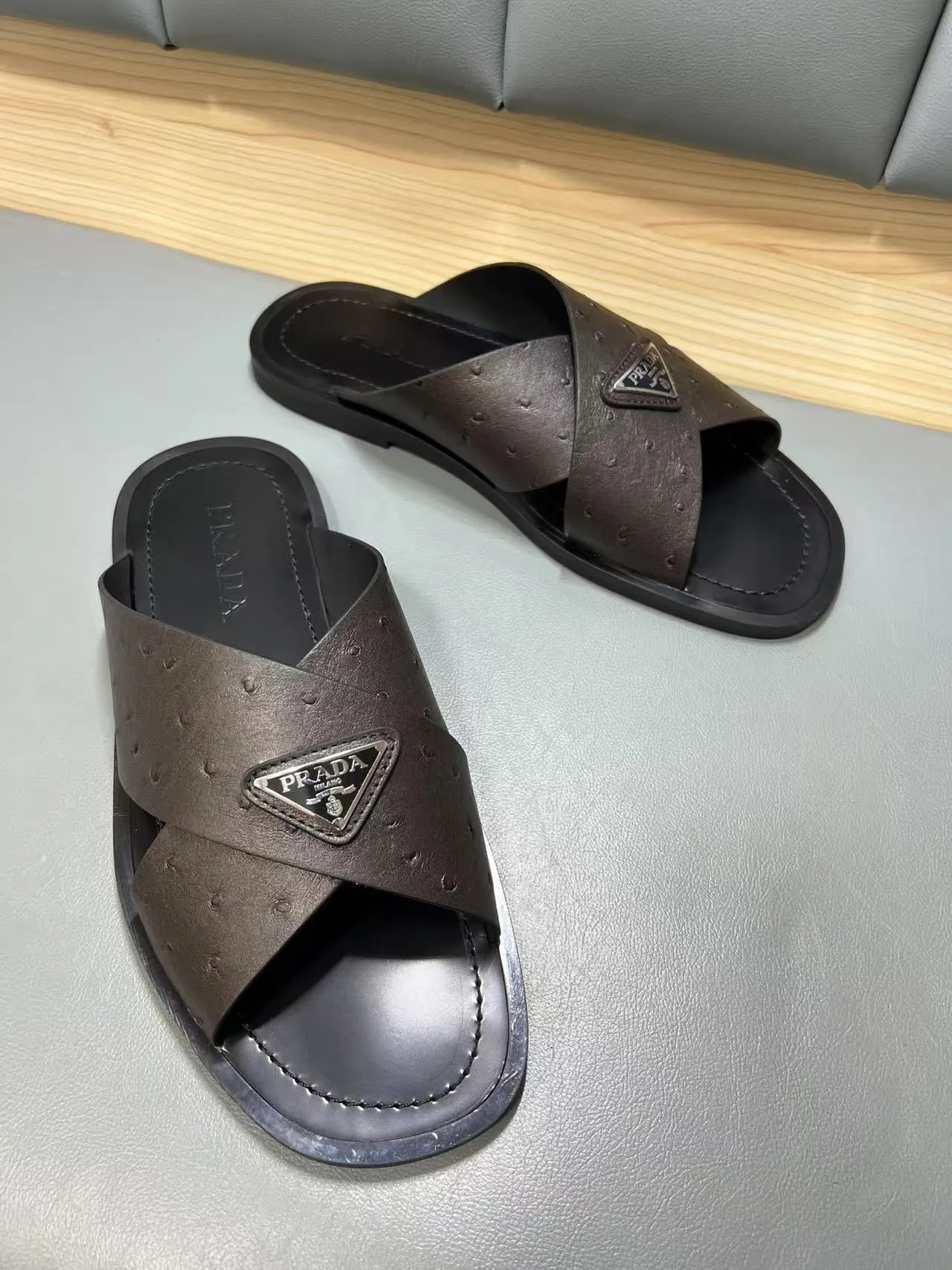 340💰PRADA Prada’s latest slippers are synchronized with the official website. This slipper is made of the brand’s unique and iconic Saffiano leather. The brand logo jumps out from the double straps, and the brand style is clearly visible. Cowhide gives men elegant charm and functional design, making it an ideal choice for vacation and leisure. Size:38-45
